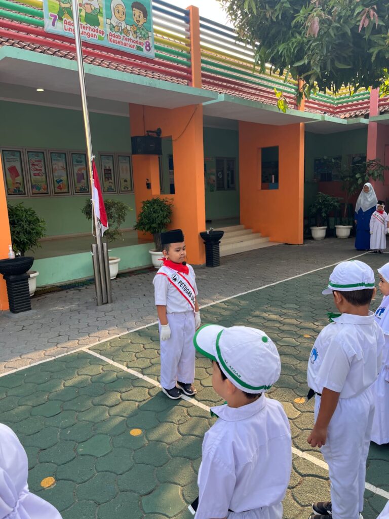 Murid kelas 4B menjalankan tugas sebagai petugas upacara di hadapan peserta upacara TK Islam Al Azhar 17 Bintaro.