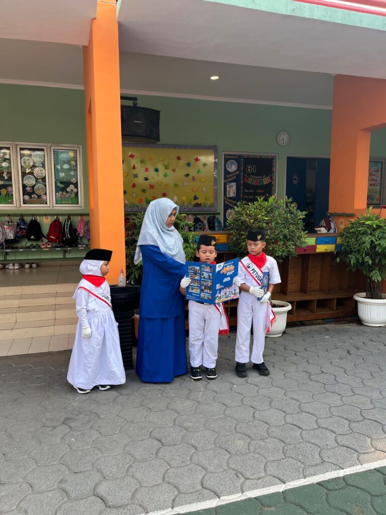 Murid kelas 4B saat menjalankan tugas sebagai petugas upacara di TK Islam Al Azhar 17 Bintaro