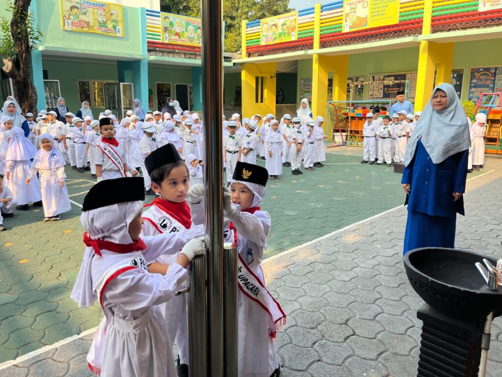 Murid TK Islam Al Azhar 17 Bintaro bersiap mengikuti upacara bendera dengan kelas 4B sebagai petugas upacara