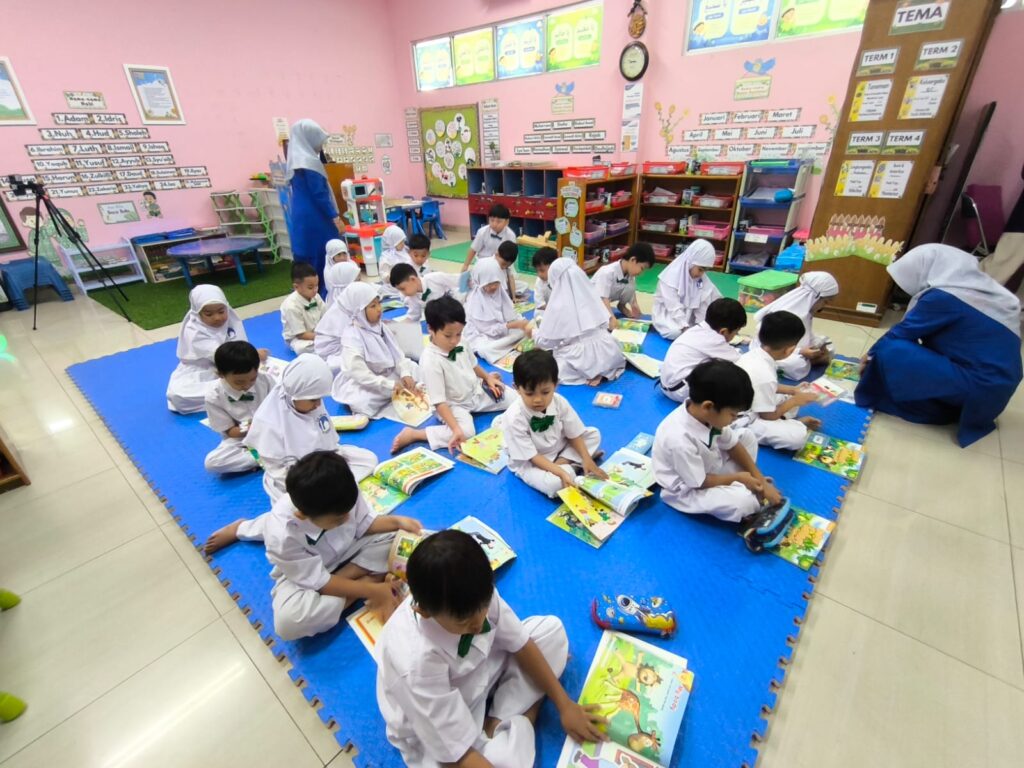 Murid TK Islam Al Azhar 17 Bintaro mengikuti kegiatan Learning Super Safari Pupil's Book in the Jungle di kelas