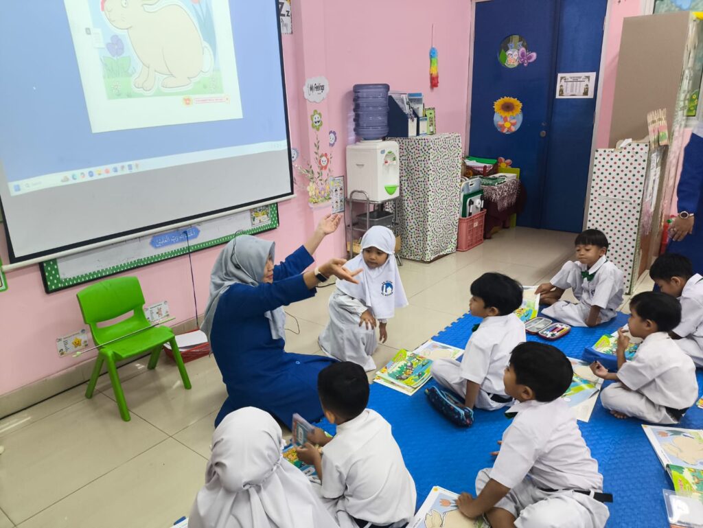 Murid TK Islam Al Azhar 17 Bintaro mengikuti arahan guru dalam kegiatan Learning Super Safari