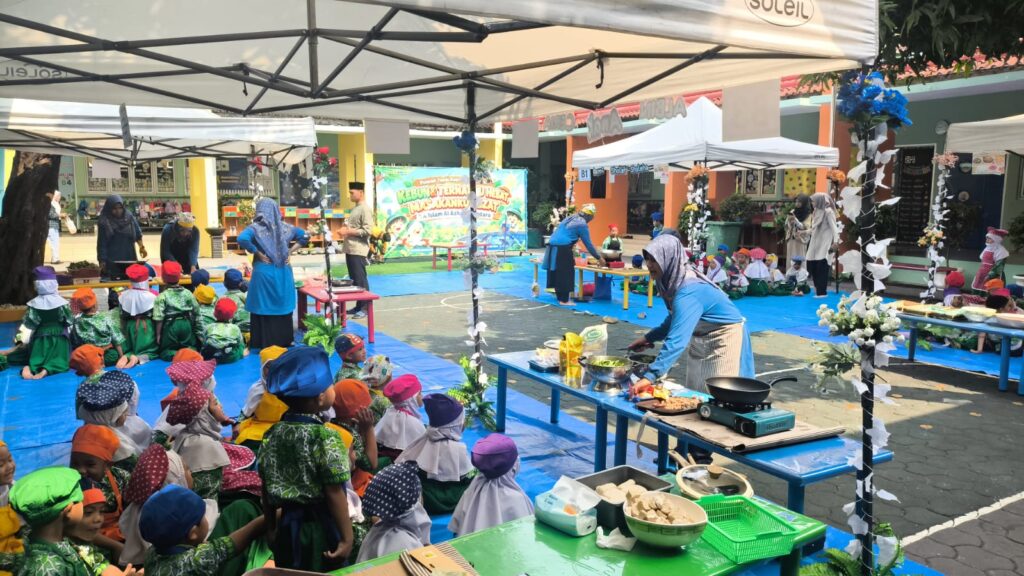 Murid TK Islam Al Azhar 17 Bintaro mengikuti praktik memasak dengan pendampingan guru
