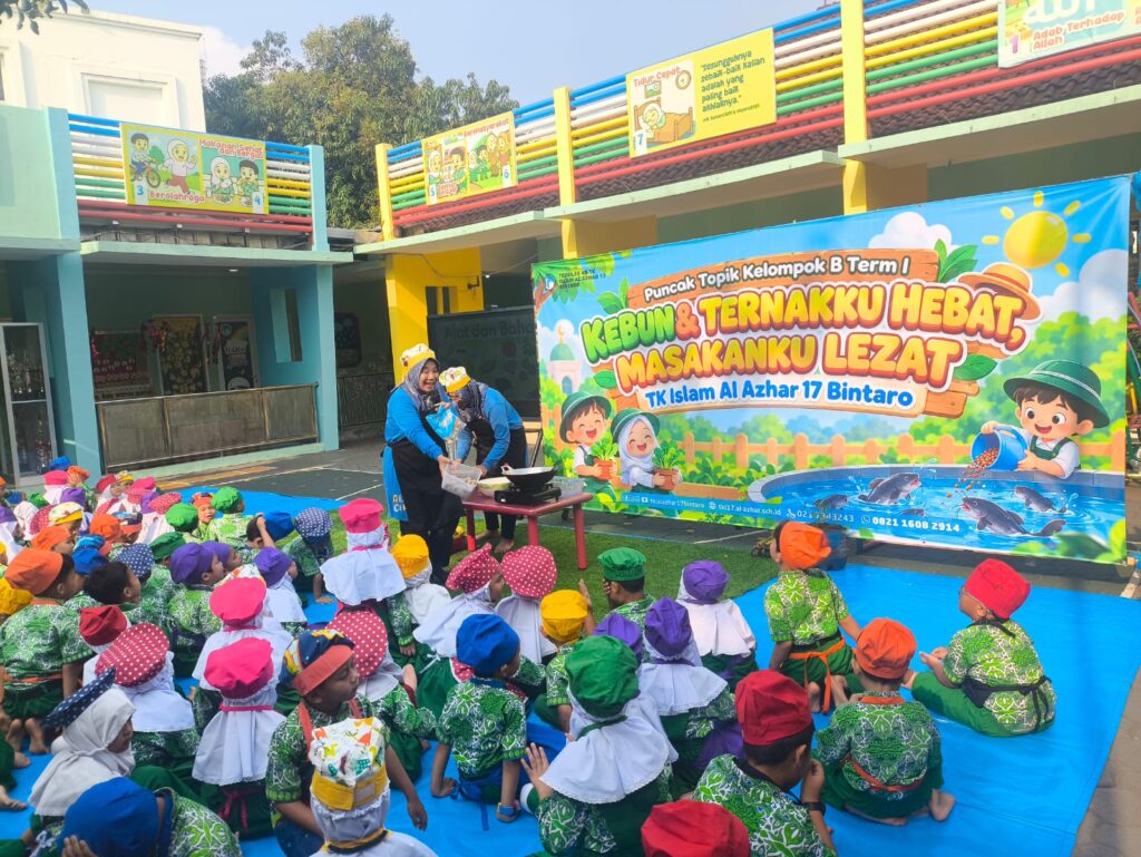 Guru TK Islam Al Azhar 17 Bintaro melakukan demo memasak dalam kegiatan Puncak Topik Kelompok B