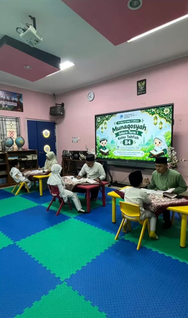 Munaqosyah Intern Term 1 Kelas Tahfizh B4 di TK Islam Al Azhar 17 Bintaro bersama guru dan murid.
