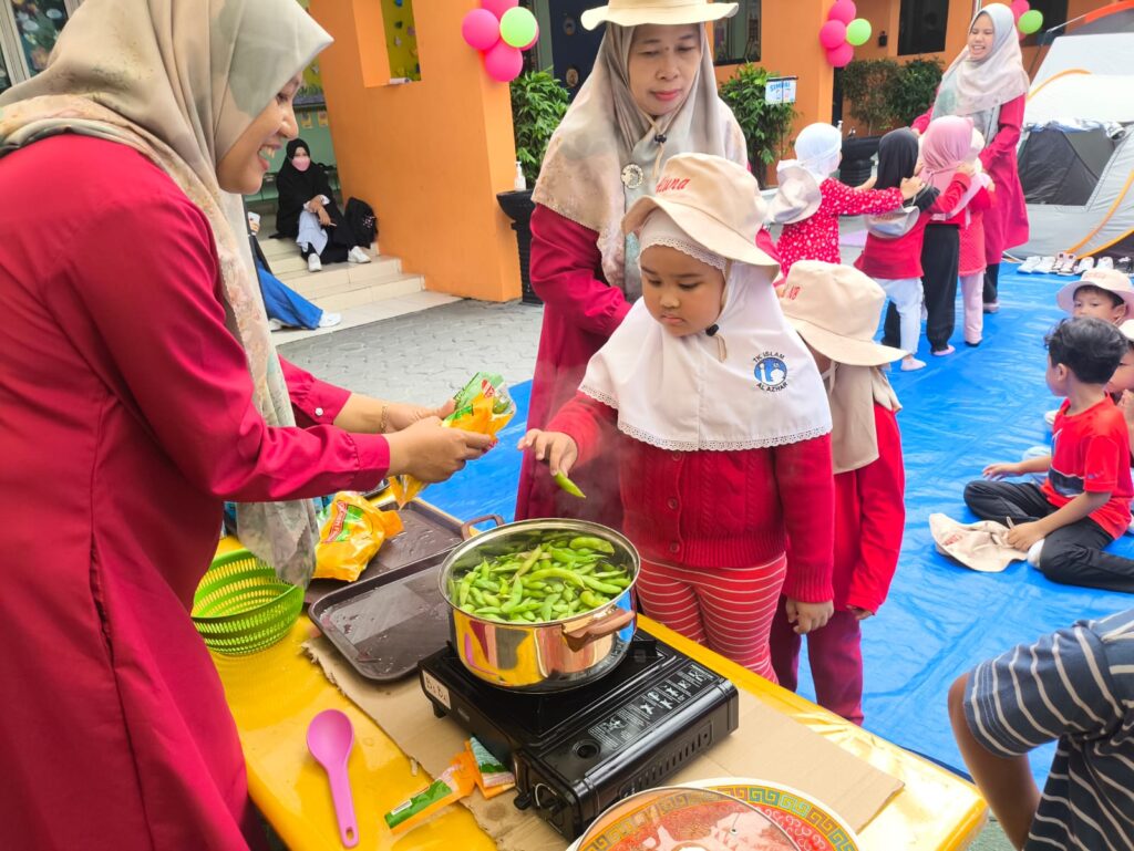 Murid TK Islam Al Azhar 17 Bintaro belajar mengukus edamame saat kegiatan cooking Camp Day