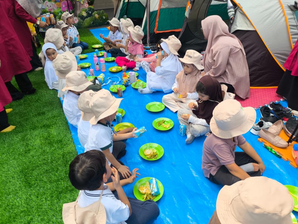 Murid TK Islam Al Azhar 17 Bintaro makan bersama setelah kegiatan Camp Day
