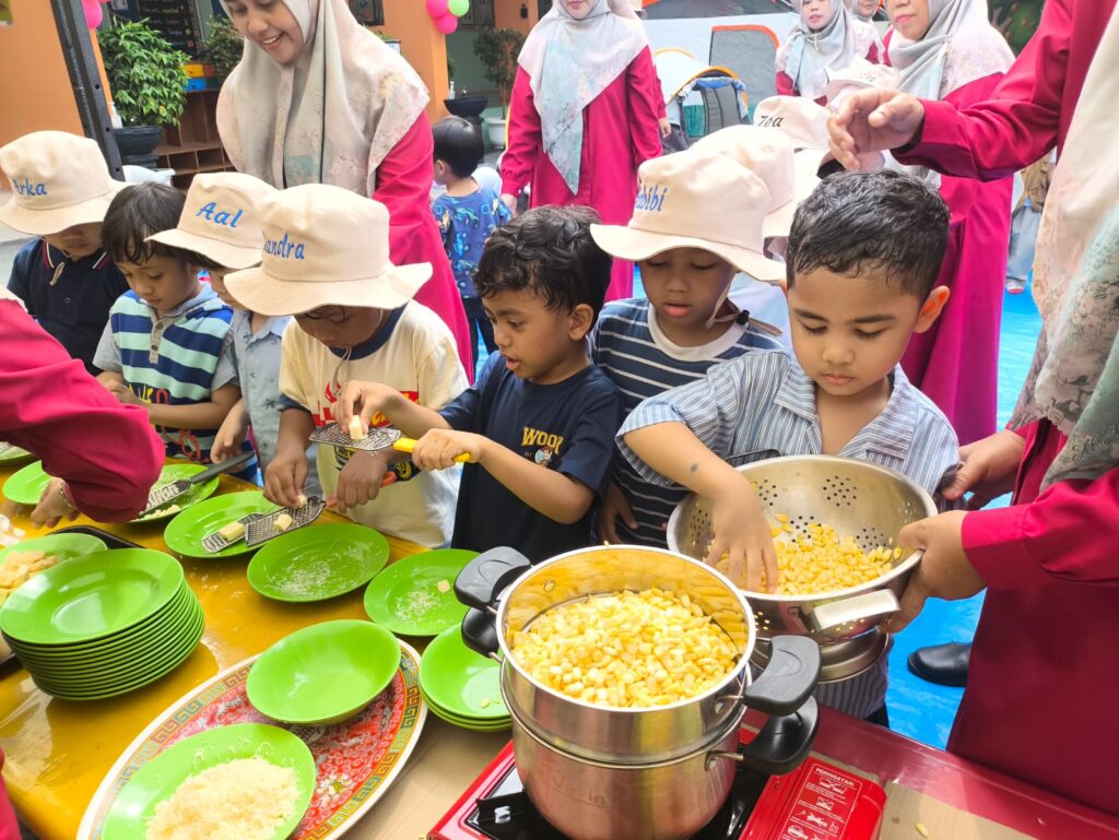 Murid TK Islam Al Azhar 17 Bintaro menyiapkan makanan bersama dalam kegiatan Camp Day