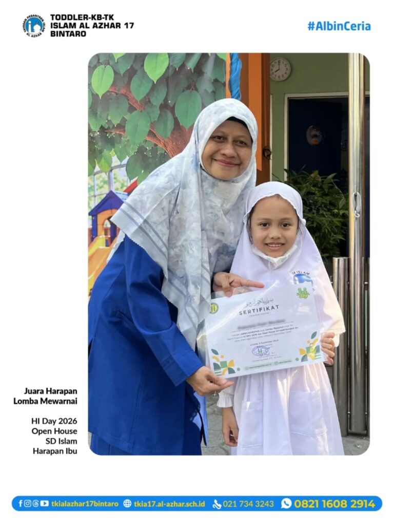 Puce dengan Ibu Tuti Silawati, M.Pd. Kepala TK Islam Al Azhar 17 Bintaro sambil memegang Sertifikat Juara Harapan Lomba Mewarnai HI Day 2026 Open House SD Islam Harapan Ibu