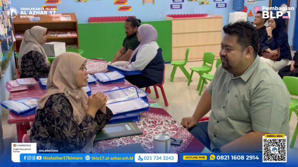 Guru TK Islam Al Azhar 17 Bintaro berdiskusi bersama orang tua murid dalam kegiatan Pembagian BLP Term 1