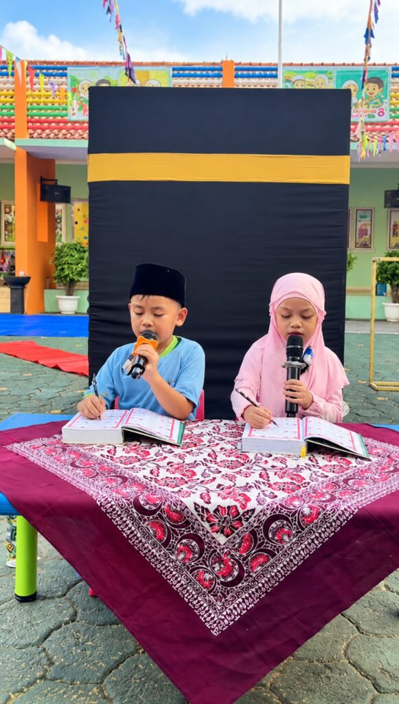 Murid TK Islam Al Azhar 17 Bintaro Sedang Muroja’ah Pagi