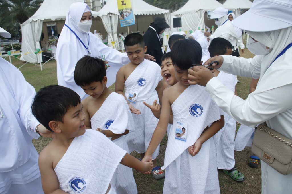 Jamaah Haji TKIA 17 Bintaro melakukan Tahalul