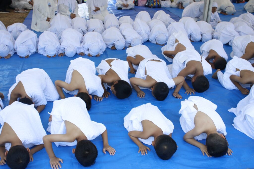 Jamaah Haji TKIA 17 Bintaro melakukan Sholat Jamak Qasar