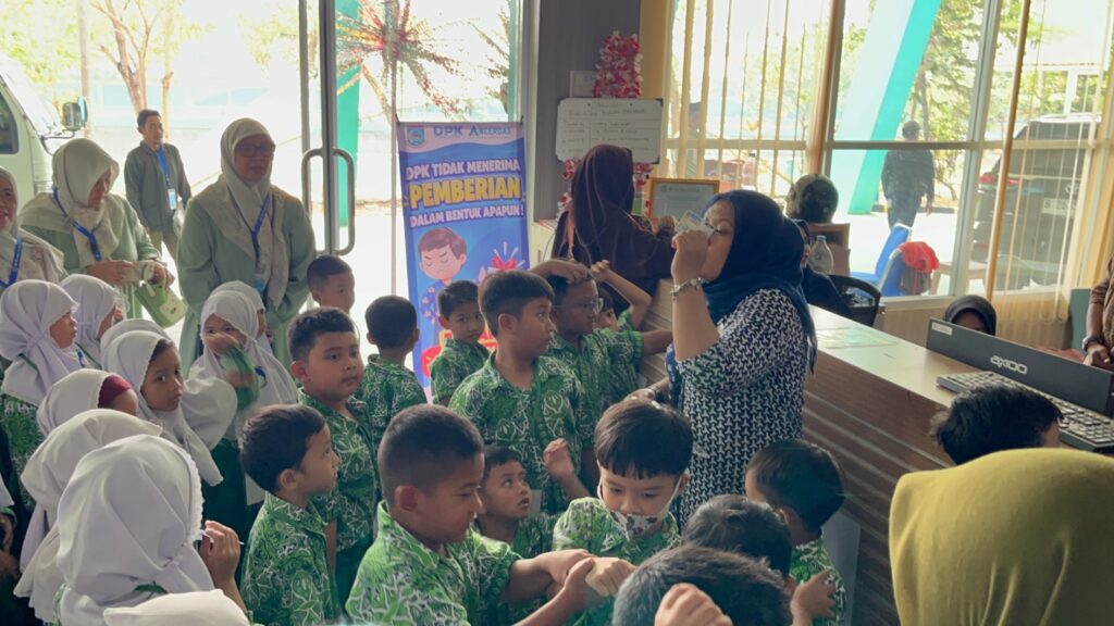 Murid TK Islam Al Azhar 17 Bintaro sedang dijelaskan bagaimana untuk menjadi anggota di Perpustakaan Umum Kota Tangerang Selatan