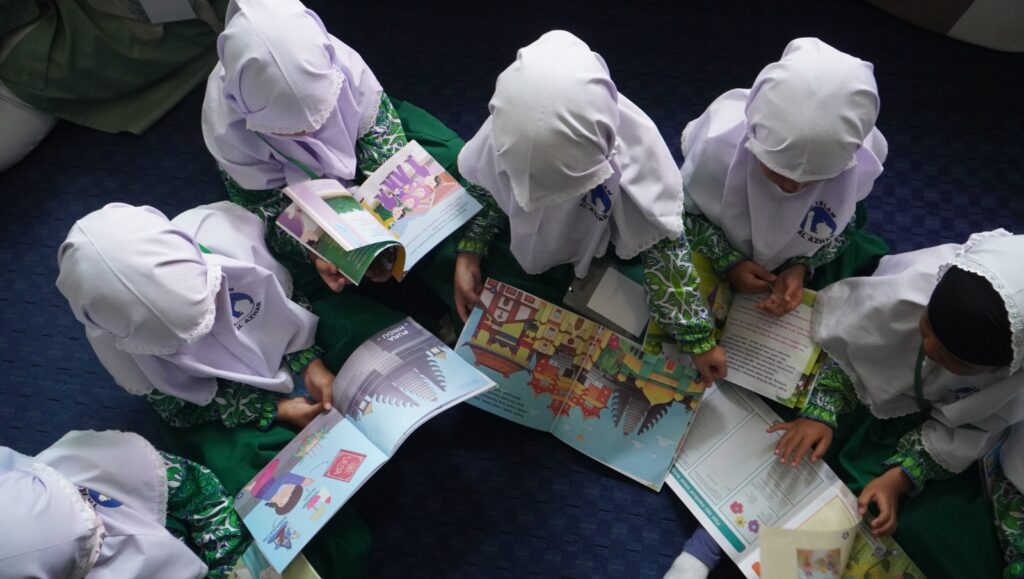 Murid TK Islam Al Azhar 17 Bintaro sedang membaca buku di Perpustakaan Umum Kota Tangerang Selatan