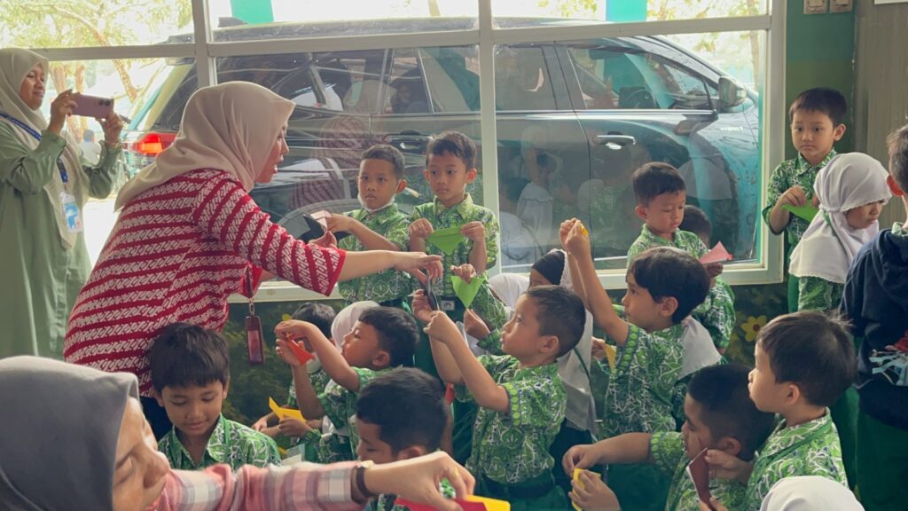 Murid TK Islam Al Azhar 17 Bintaro sedang mengikuti kegiatan melipat origami