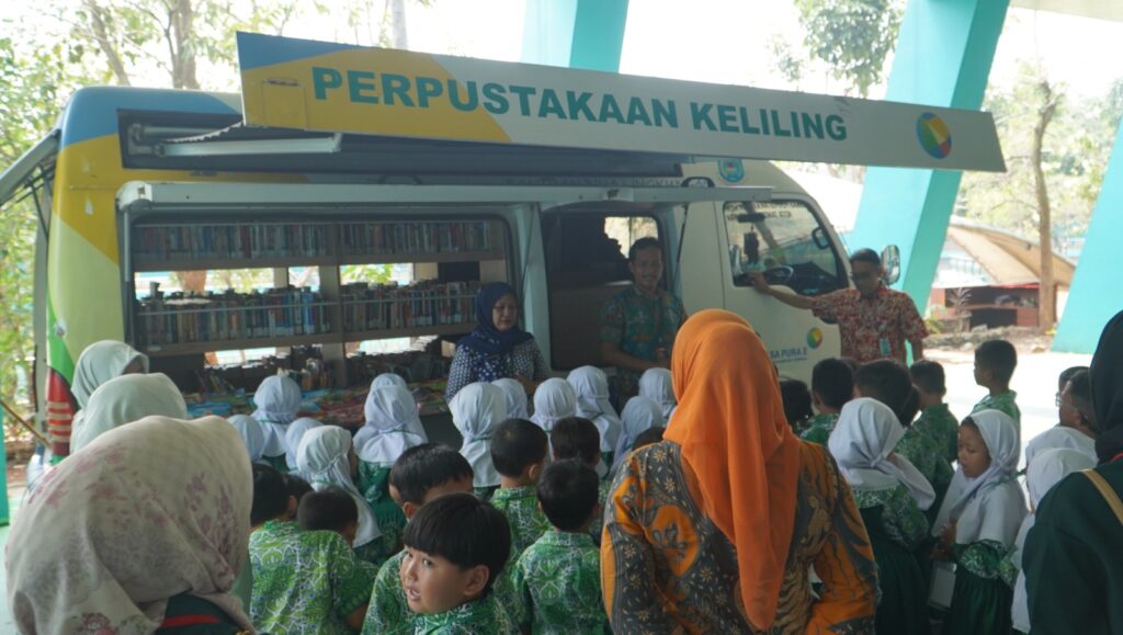 Murid TK Islam Al Azhar 17 Bintaro sedang melihat Perpustakaan Keliling